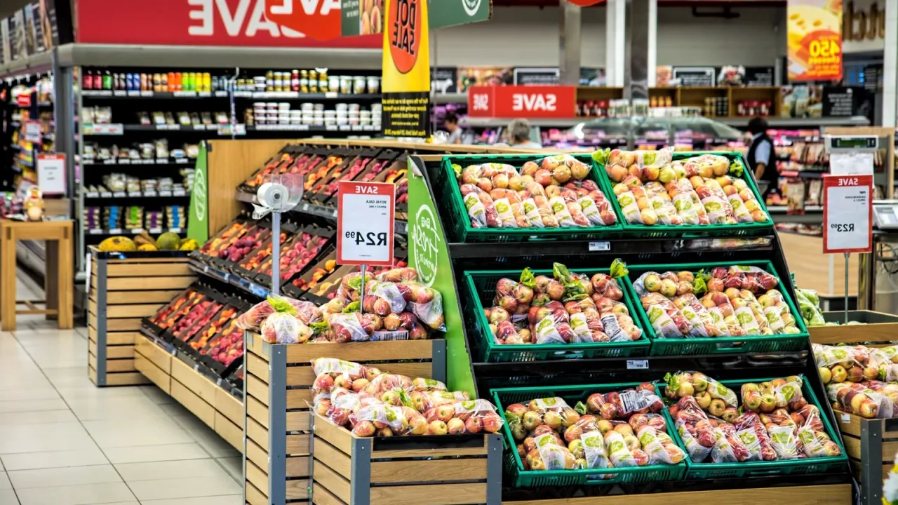 Market rafında indirim etiketleri