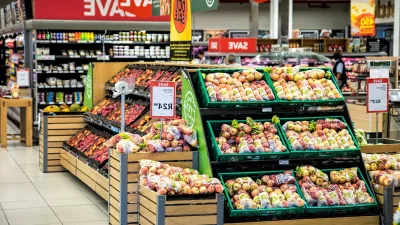 Market rafında indirim etiketleri